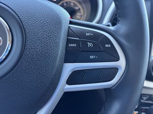 Used 2018 Jeep Cherokee Trailhawk image 25