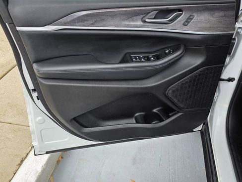 Used 2023 Jeep Grand Cherokee L Limited w/ Black Appearance Package image 37