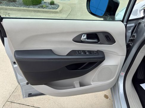 Used 2024 Chrysler Pacifica Touring-L FWD image 11