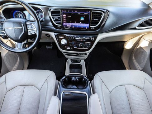 Used 2021 Chrysler Pacifica Touring-L FWD image 28