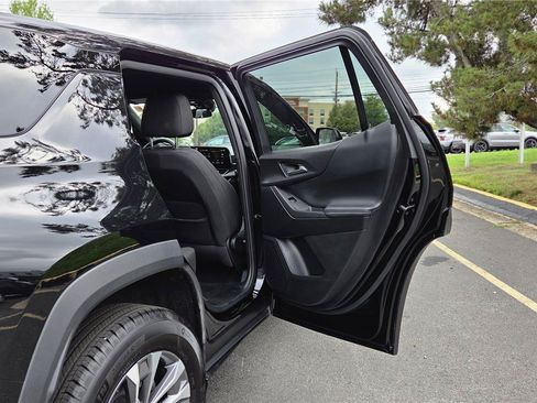 Used 2025 Chevrolet Equinox LT AWD/4WD image 32