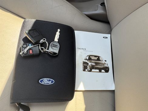 Used 2007 Ford Taurus SEL image 29