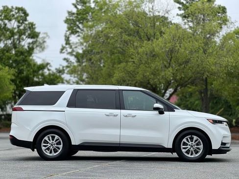 Used 2022 Kia Carnival LX FWD image 3