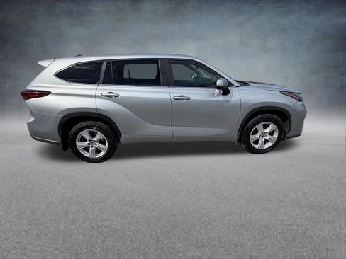 Used 2023 Toyota Highlander L AWD/4WD image 7