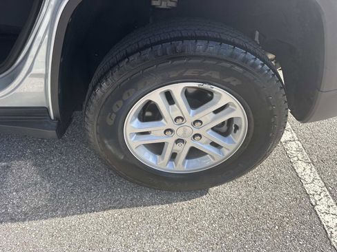 Used 2023 Jeep Grand Cherokee Laredo image 11