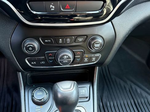 Used 2019 Jeep Cherokee Limited image 21