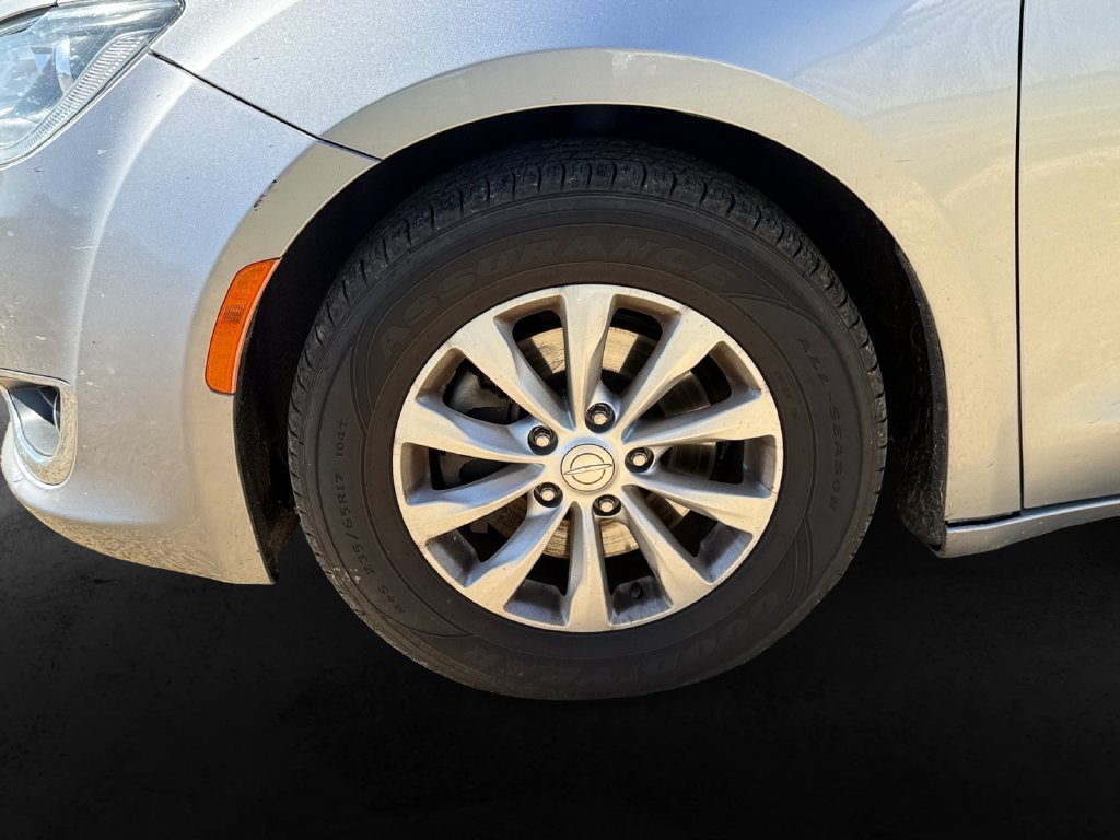 Used 2018 Chrysler Pacifica Touring-L FWD image 11