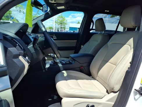Used 2018 Ford Explorer XLT w/ Equipment Group 202A AWD/4WD image 17