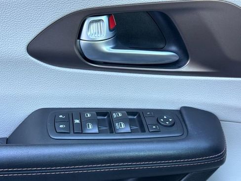 Used 2017 Chrysler Pacifica Touring-L FWD image 21