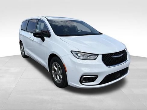 Used 2024 Chrysler Pacifica Limited FWD image 1