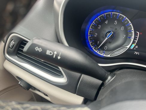 Used 2024 Chrysler Pacifica Touring-L FWD image 15