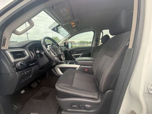 Used 2018 Nissan Titan SV w/ SV Convenience Package AWD/4WD image 12
