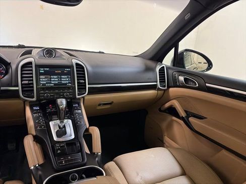 Used 2016 Porsche Cayenne w/ Premium Package image 31
