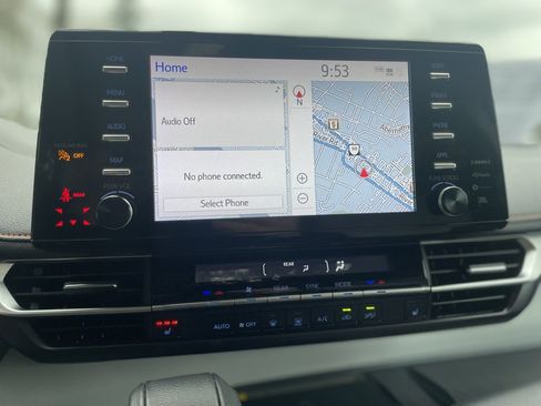 Used 2023 Toyota Sienna XSE image 13