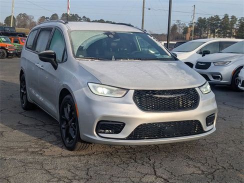 New 2026 Chrysler Pacifica Select image 2