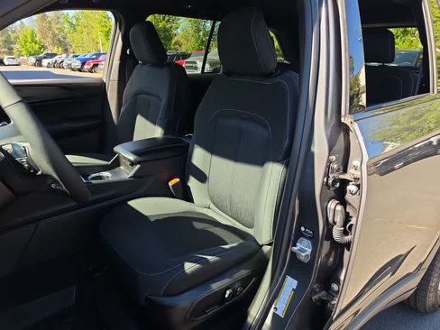 Used 2025 Jeep Grand Cherokee Laredo w/ Luxury Tech Group I AWD/4WD image 11