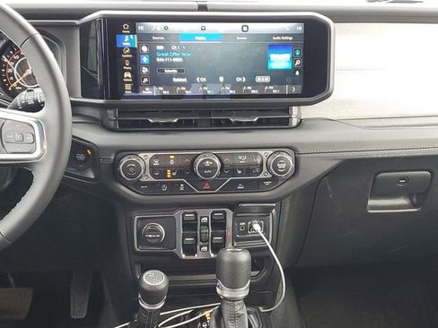 Used 2025 Jeep Wrangler Sahara image 27