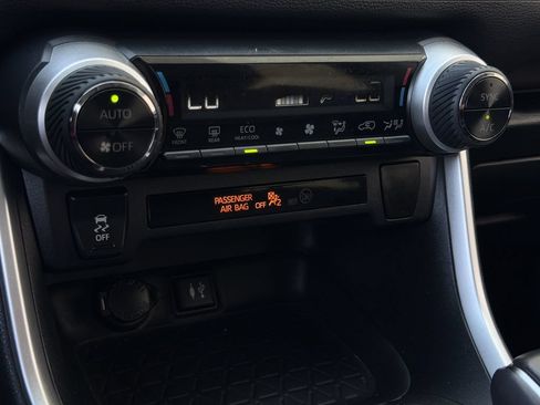 Used 2019 Toyota RAV4 XLE Premium FWD image 20