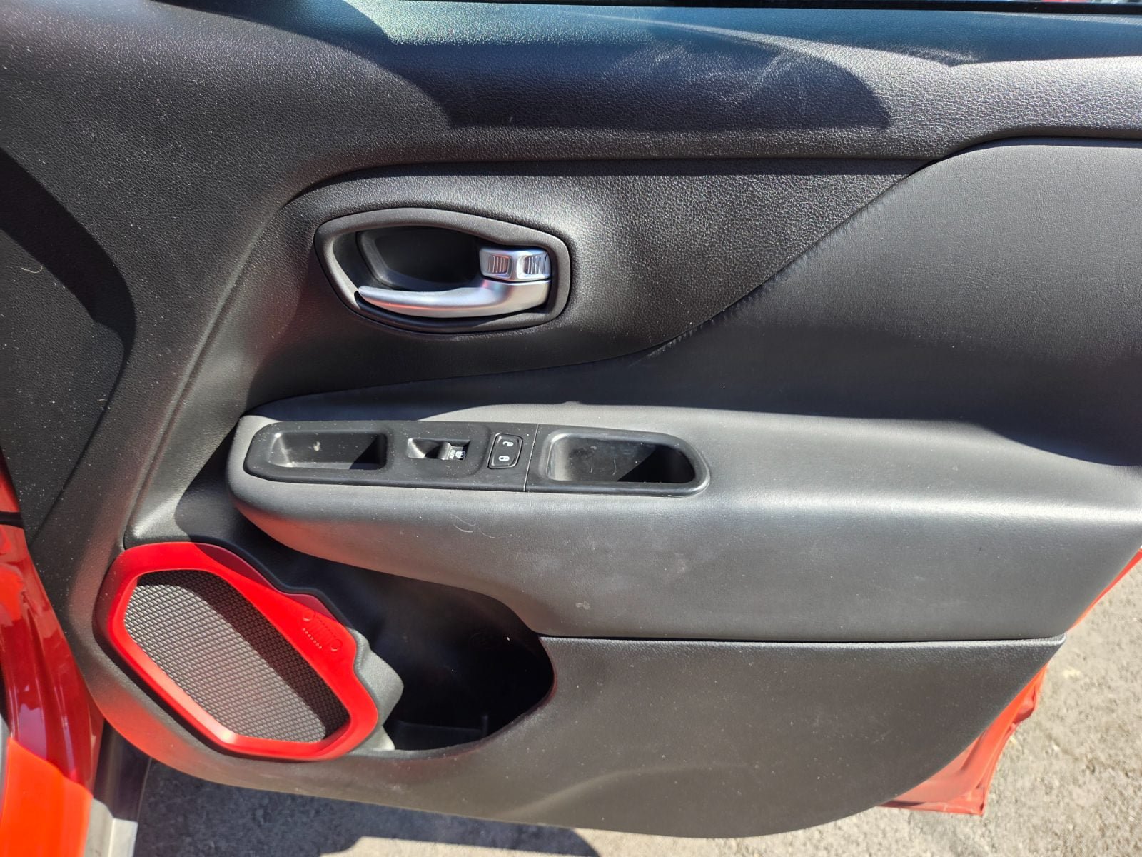 Used 2015 Jeep Renegade Trailhawk AWD/4WD image 14