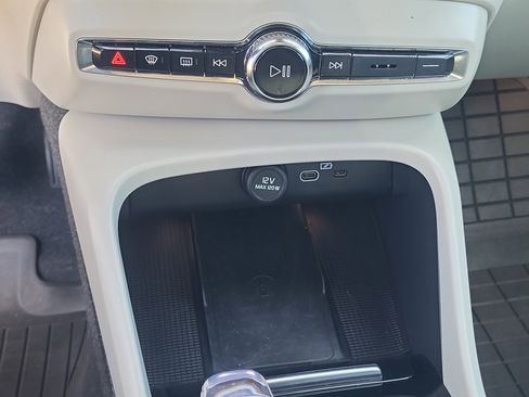 Certified 2023 Volvo XC40 B5 Plus w/ Protection Package Premier image 20