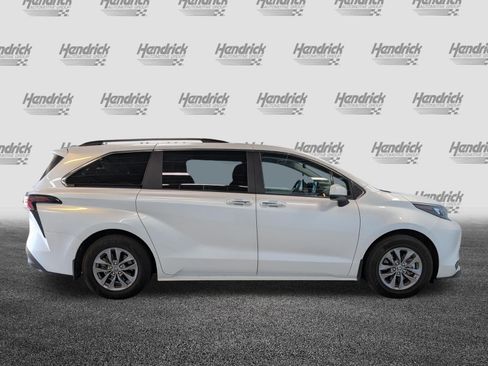 Certified 2025 Toyota Sienna XLE FWD image 10