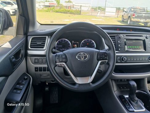 Used 2018 Toyota Highlander LE FWD image 26