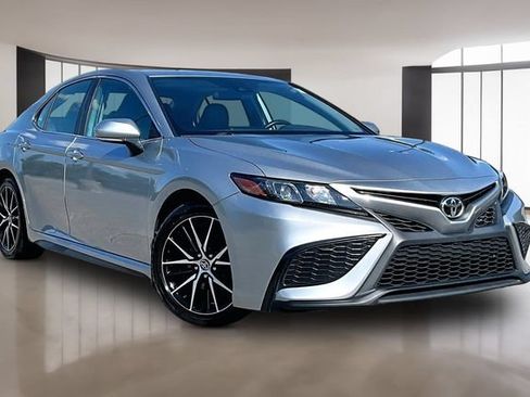 Used 2021 Toyota Camry SE w/ Cold Weather Package FWD image 3