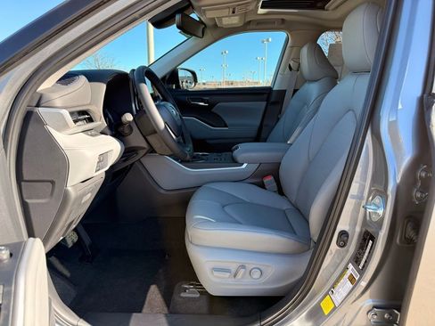 Used 2026 Toyota Highlander XLE AWD/4WD image 11