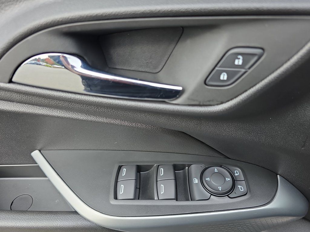 Used 2026 Chevrolet Trax RS FWD image 19