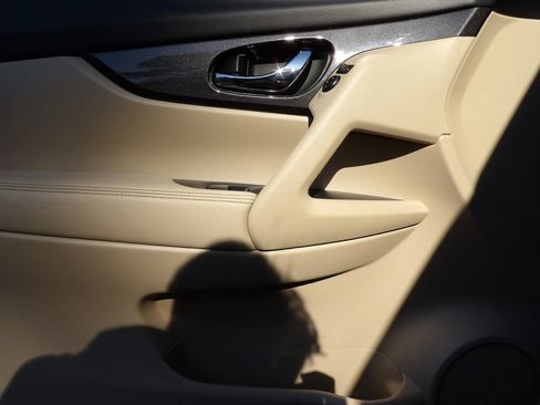 Used 2018 Nissan Rogue SV image 9