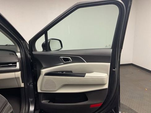 Used 2023 Kia Carnival LX image 23