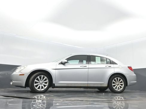 Used 2010 Chrysler Sebring Limited FWD image 28