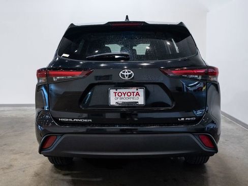 Used 2024 Toyota Highlander LE AWD/4WD image 8