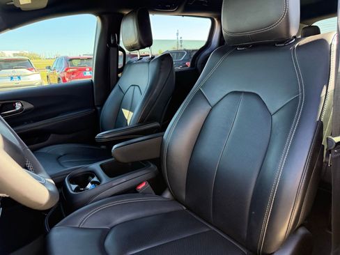 Used 2025 Chrysler Pacifica Select image 13