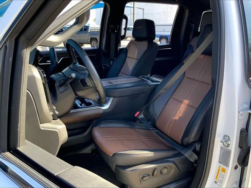 Used 2025 Chevrolet Silverado 3500 High Country w/ Technology Package image 8