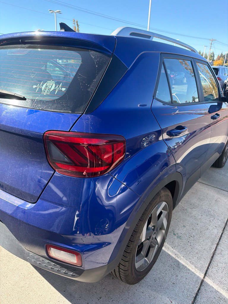 Used 2022 Hyundai Venue SEL FWD image 4