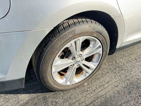 Used 2018 Ford Taurus SE image 29