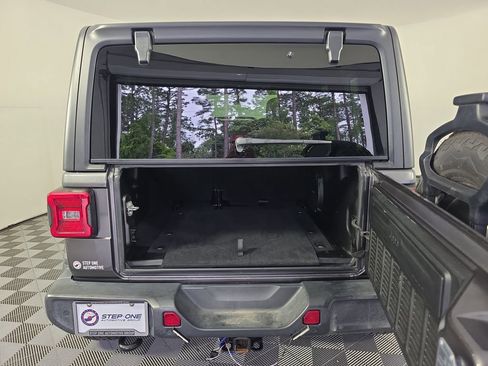 Used 2018 Jeep Wrangler Unlimited Sahara AWD/4WD image 29