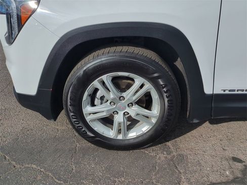Used 2024 GMC Terrain SLE image 32