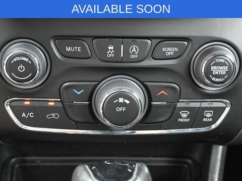 Used 2021 Jeep Cherokee Latitude Plus AWD/4WD image 23