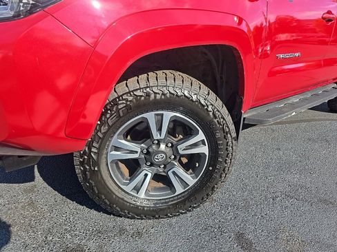Certified 2017 Toyota Tacoma TRD Sport image 2