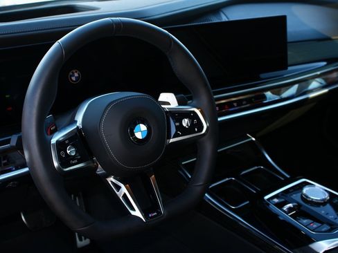 Used 2025 BMW 760i xDrive w/ Executive Package image 4