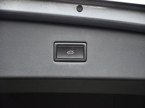 Used 2018 Volkswagen Tiguan SEL image 24