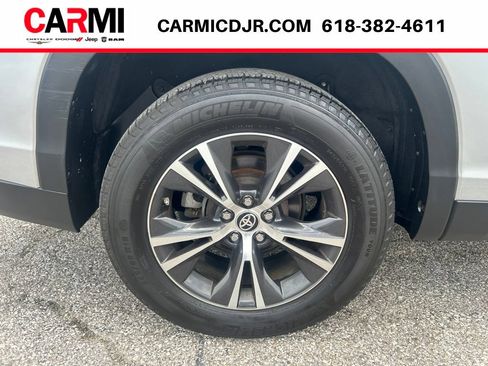 Used 2019 Toyota Highlander LE FWD image 7