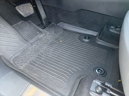 Used 2024 Toyota Highlander Platinum image 18