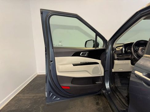 Used 2022 Kia Carnival EX FWD image 7