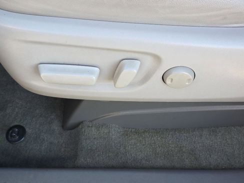 Used 2017 Toyota Sienna Limited image 38