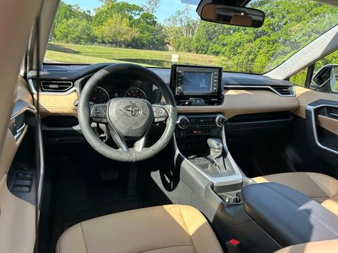 Used 2019 Toyota RAV4 XLE Premium image 12