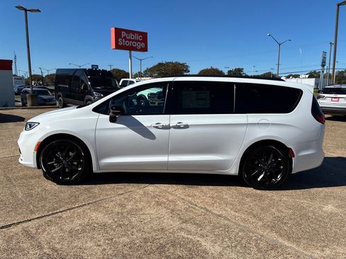 New 2026 Chrysler Pacifica Select w/ S Appearance Package image 2