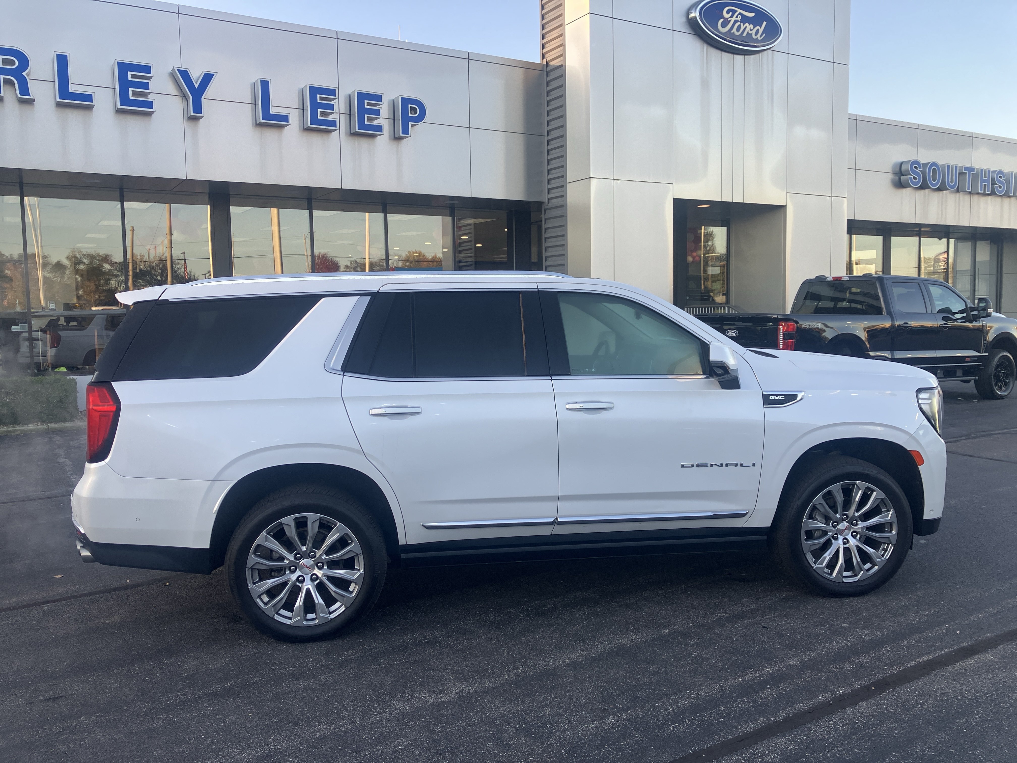 Used 2023 GMC Yukon Denali w/ Advanced Technology Package AWD/4WD image 8